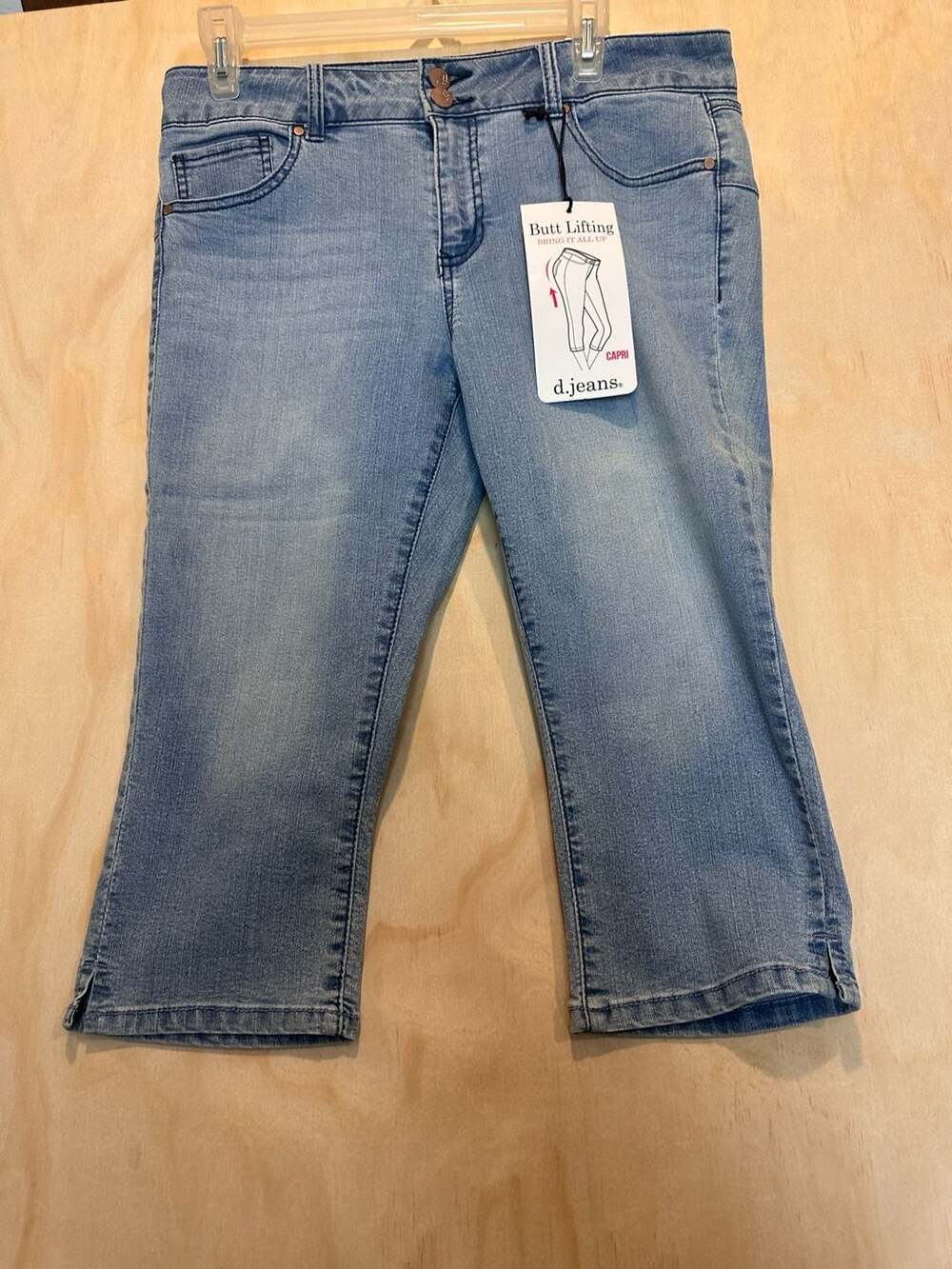 d. jeans Women's Butt Lifter Capri Jeans Light Wash Modern Fit Size 10